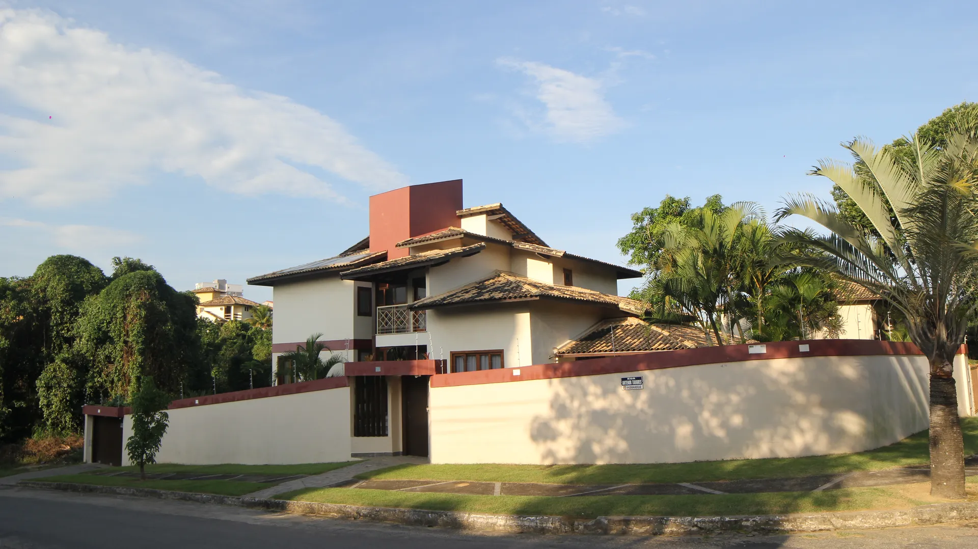 Fachada e Garagem